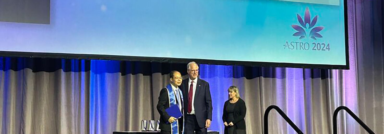 Dr. Yu receives an award at ASTRO