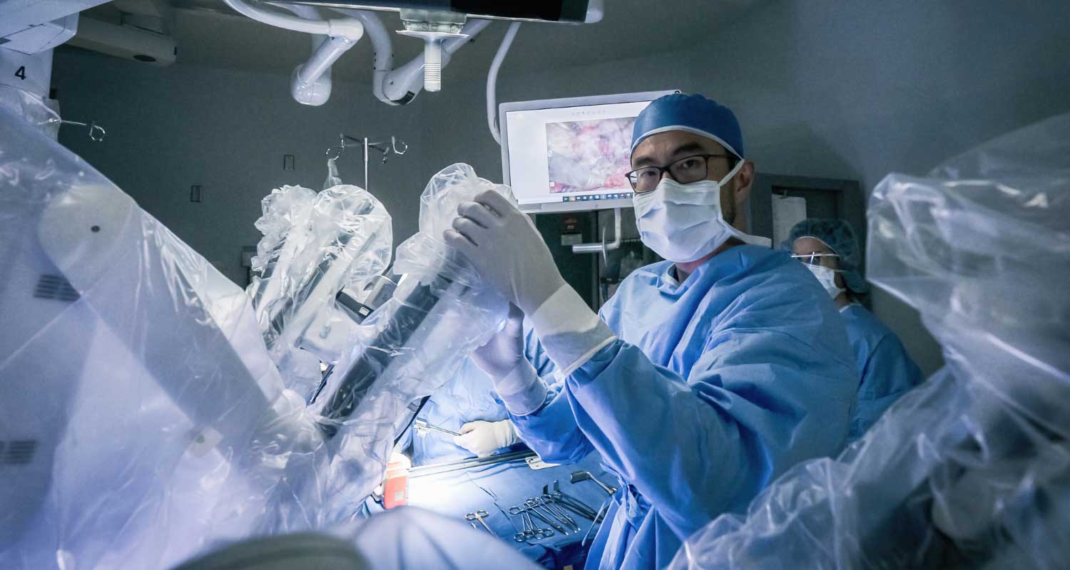 Dr. Roger Li performs robotic surgery