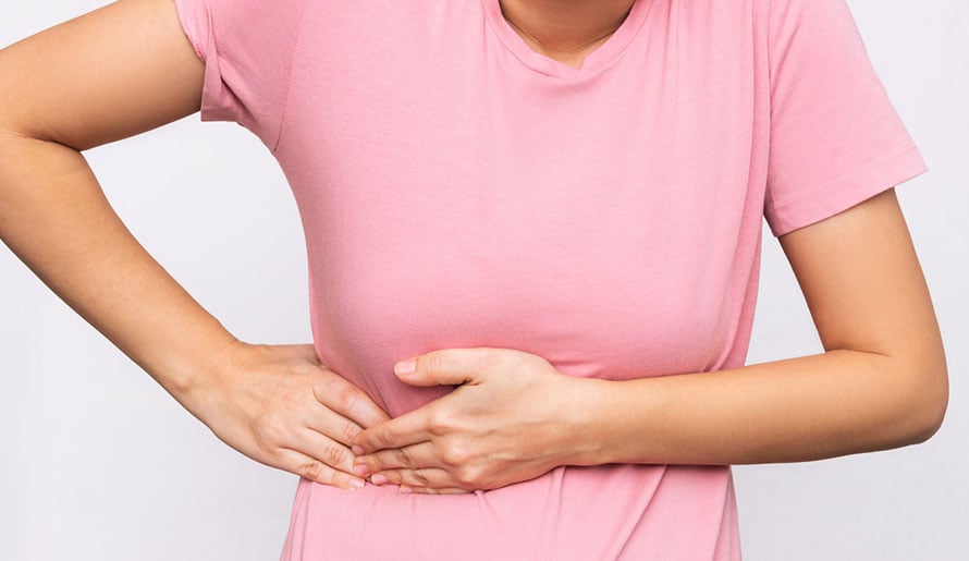 woman with gallbladder pain, a symptom of gallbladder cancer