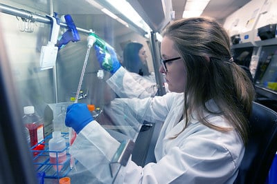 A woman researcher working in the Pilon-Thomas lab